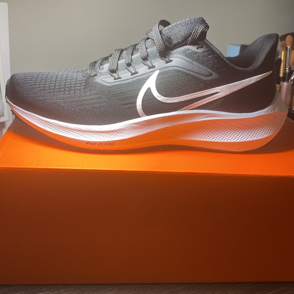 Brand new Nike shoe size W 7.5 or M 6